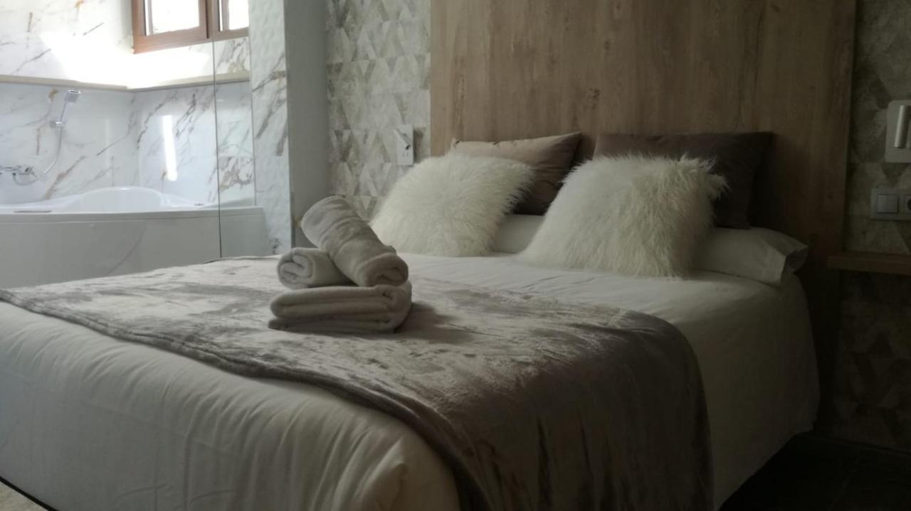 אלקלה דל חוקאר Apartamentos Los Robles מראה חיצוני תמונה
